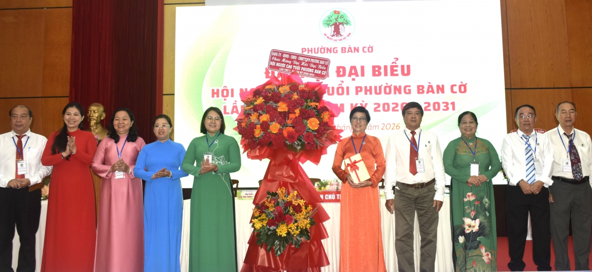 Tặng hoa chúc mừng Đại hội Tặng hoa chúc mừng Đại hội