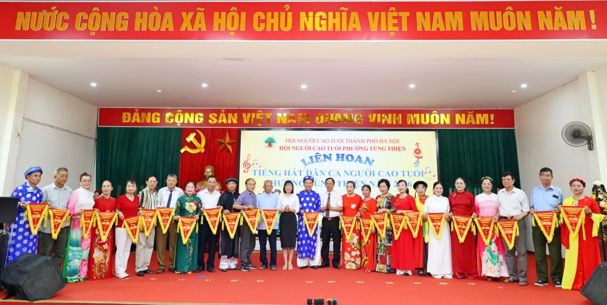 Ban tổ chức trao Cờ lưu niệm cho các đơn vị tham gia Liên hoan Ban tổ chức trao Cờ lưu niệm cho các đơn vị tham gia Liên hoan