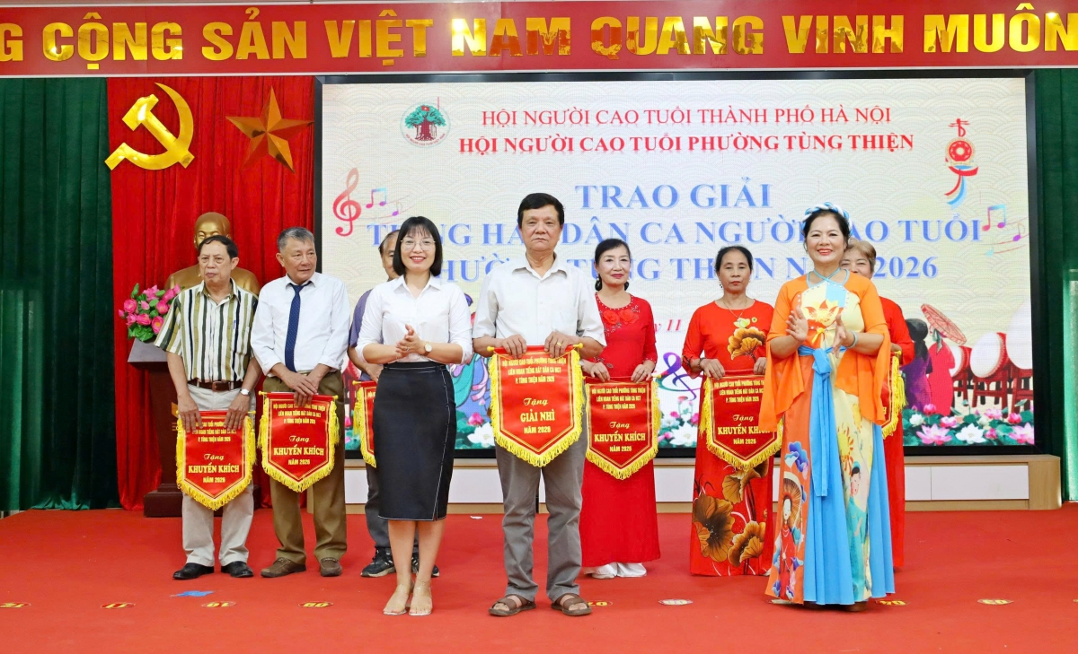 Ban tổ chức trao thưởng cho các đơn vị xuất sắc tại Liên hoan Ban tổ chức trao thưởng cho các đơn vị xuất sắc tại Liên hoan