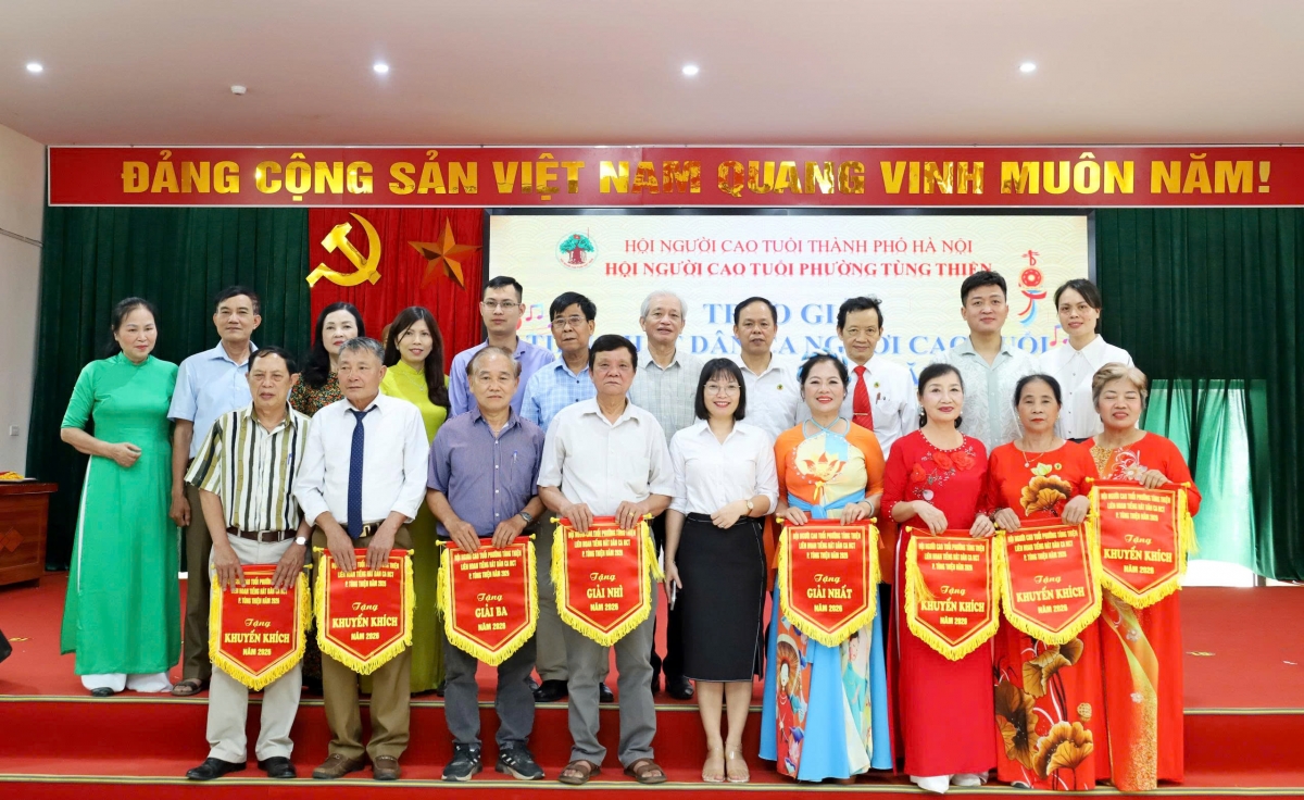Phường Tùng Thiện, TP Hà Nội: Khi người cao tuổi hát dân ca… Phường Tùng Thiện, TP Hà Nội: Khi người cao tuổi hát dân ca…