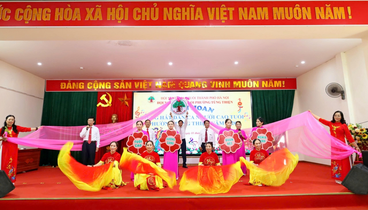 Phường Tùng Thiện, TP Hà Nội: Khi người cao tuổi hát dân ca… Phường Tùng Thiện, TP Hà Nội: Khi người cao tuổi hát dân ca…