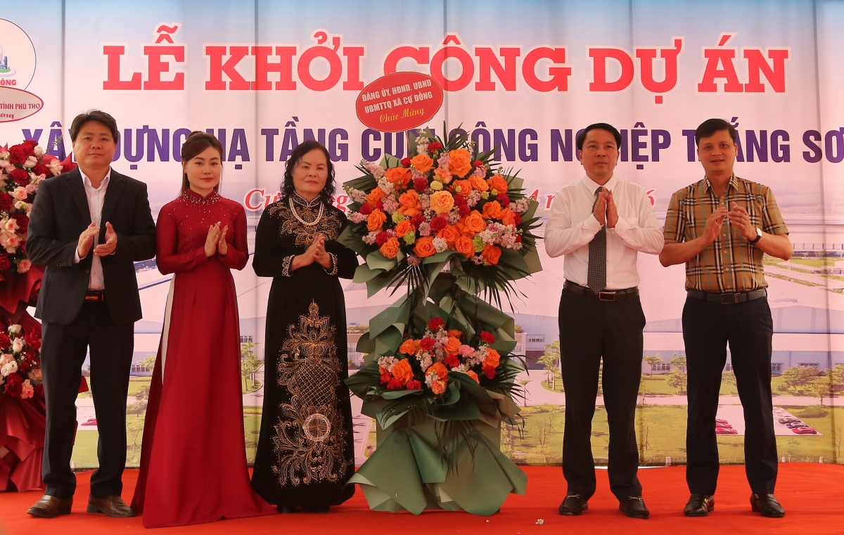 Lãnh đạo xã Cự Đồng tặng hoa chúc mừng Lãnh đạo xã Cự Đồng tặng hoa chúc mừng