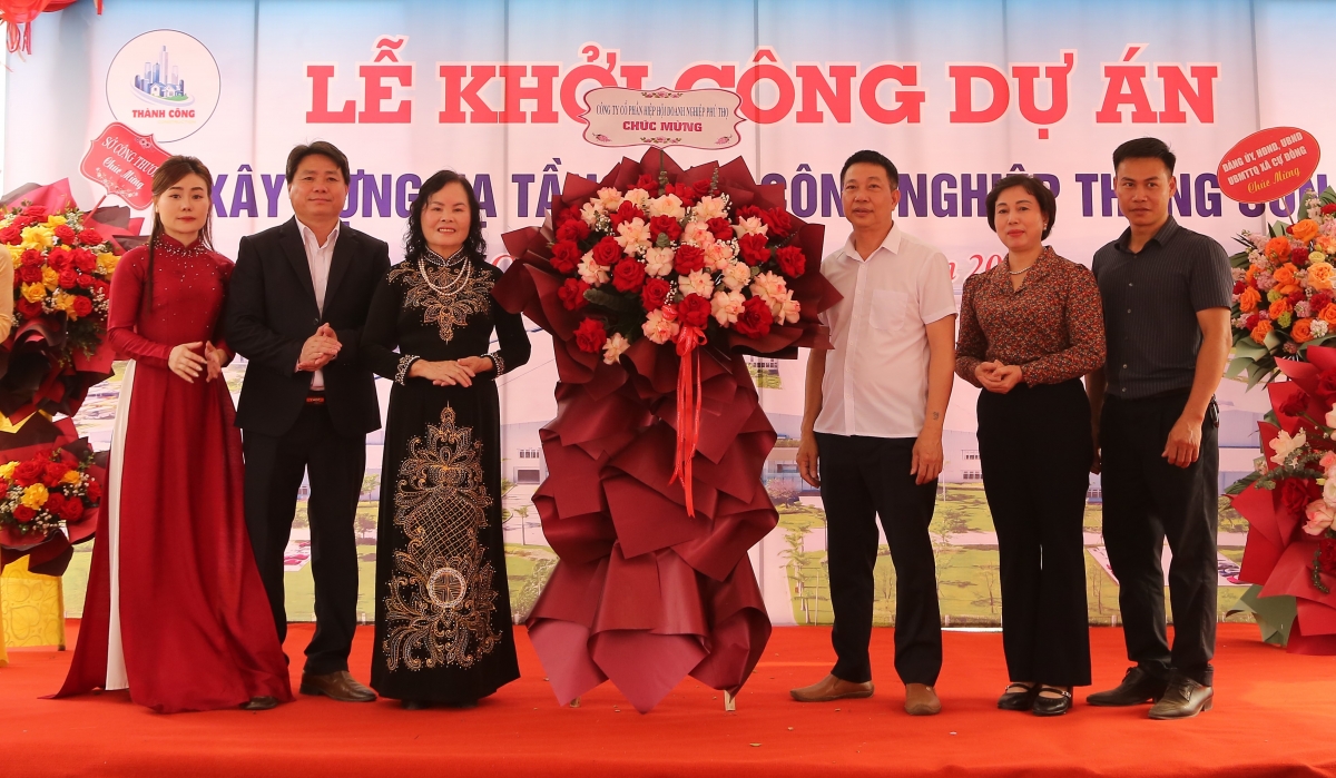 Đại diện các cơ quan, đơn vị, doanh nghiệp tặng hoa chúc mừng Đại diện các cơ quan, đơn vị, doanh nghiệp tặng hoa chúc mừng