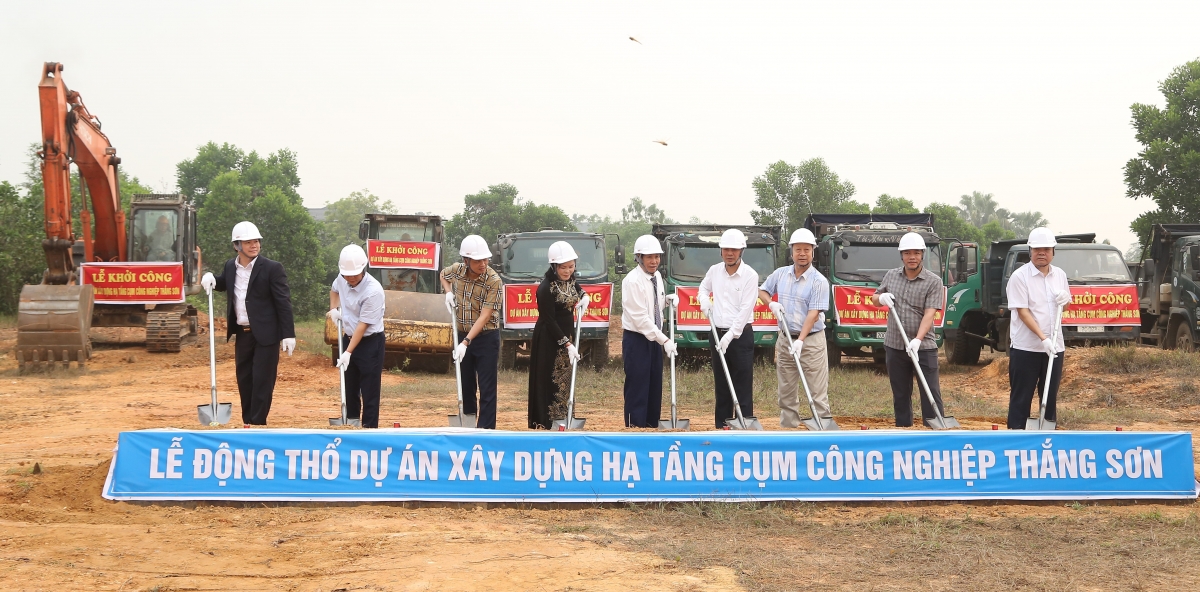 Các đại biểu thực hiện nghi thức khởi công dự án Cụm công nghiệp Thắng Sơn tại xã Cự Đồng, tỉnh Phú Thọ. Các đại biểu thực hiện nghi thức khởi công dự án Cụm công nghiệp Thắng Sơn tại xã Cự Đồng, tỉnh Phú Thọ.