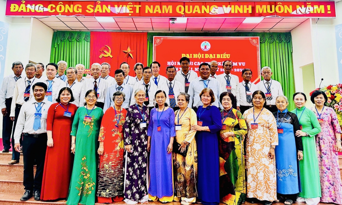 Ban Chấp hành Hội Người cao tuổi xã Tầm Vu khóa I ra mắt, chụp ảnh lưu niệm cùng lãnh đạo địa phương. Ban Chấp hành Hội Người cao tuổi xã Tầm Vu khóa I ra mắt, chụp ảnh lưu niệm cùng lãnh đạo địa phương.