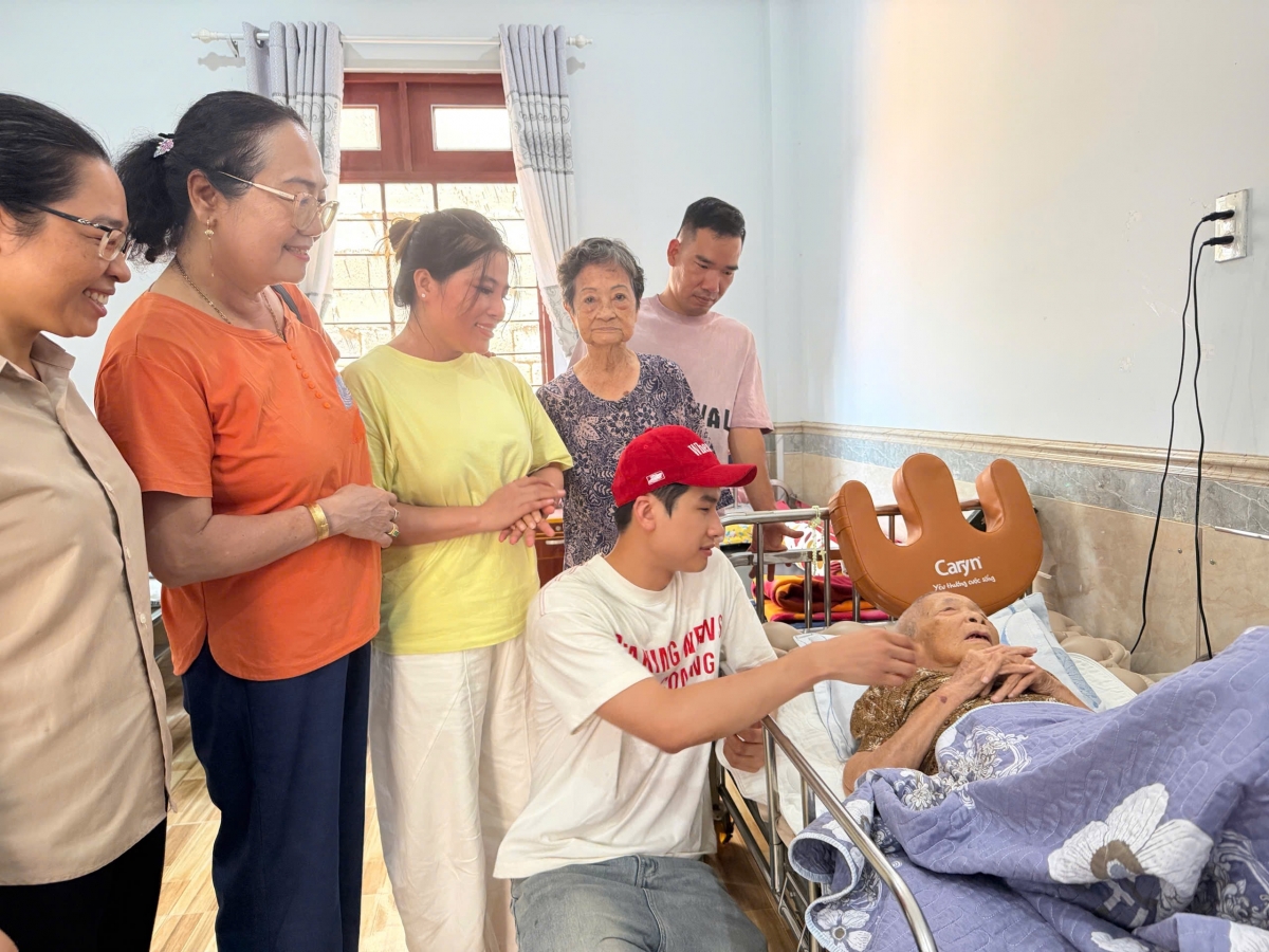 Thăm cụ cao tuổi nhất =104 tuổi ở mái ấm Thiên Phước Thăm cụ cao tuổi nhất =104 tuổi ở mái ấm Thiên Phước