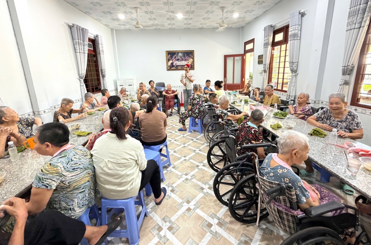 Các cụ ở Mái ấm Thiên Phước sinh hoạt vui vẻ khi có MTQ tới thăm sinh họa vui vẻ Các cụ ở Mái ấm Thiên Phước sinh hoạt vui vẻ khi có MTQ tới thăm sinh họa vui vẻ