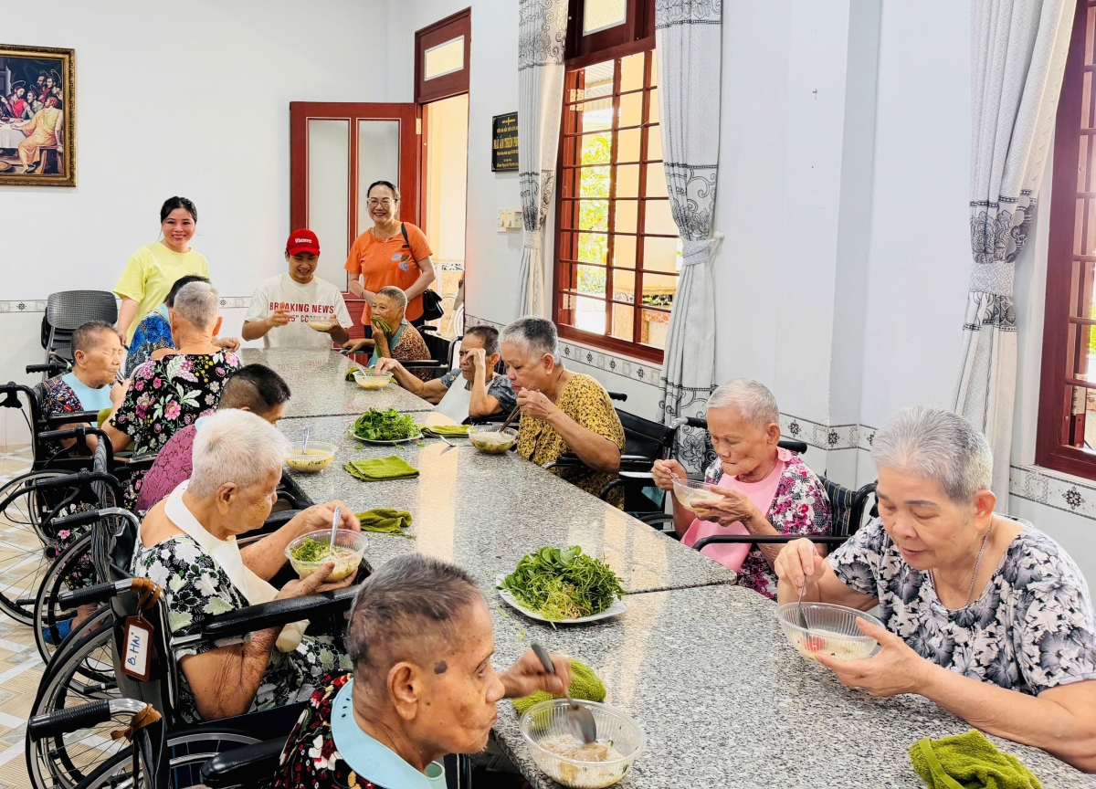 Bữa ăn do các MTQ tài trợ ở Mái ấm Thiên Phước Bữa ăn do các MTQ tài trợ ở Mái ấm Thiên Phước