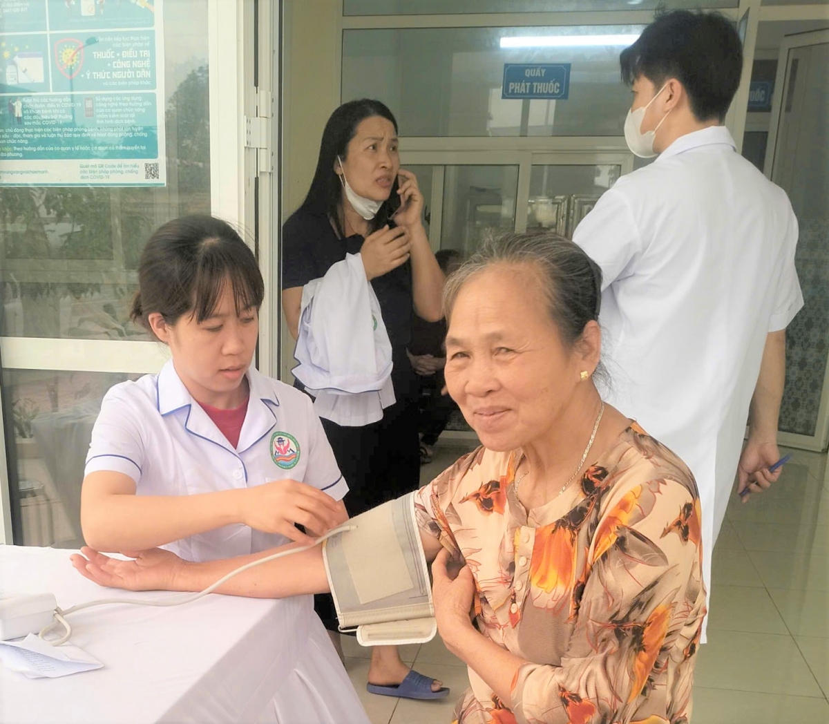 Khám, tư vấn sức khỏe cho NCT tại chương trình