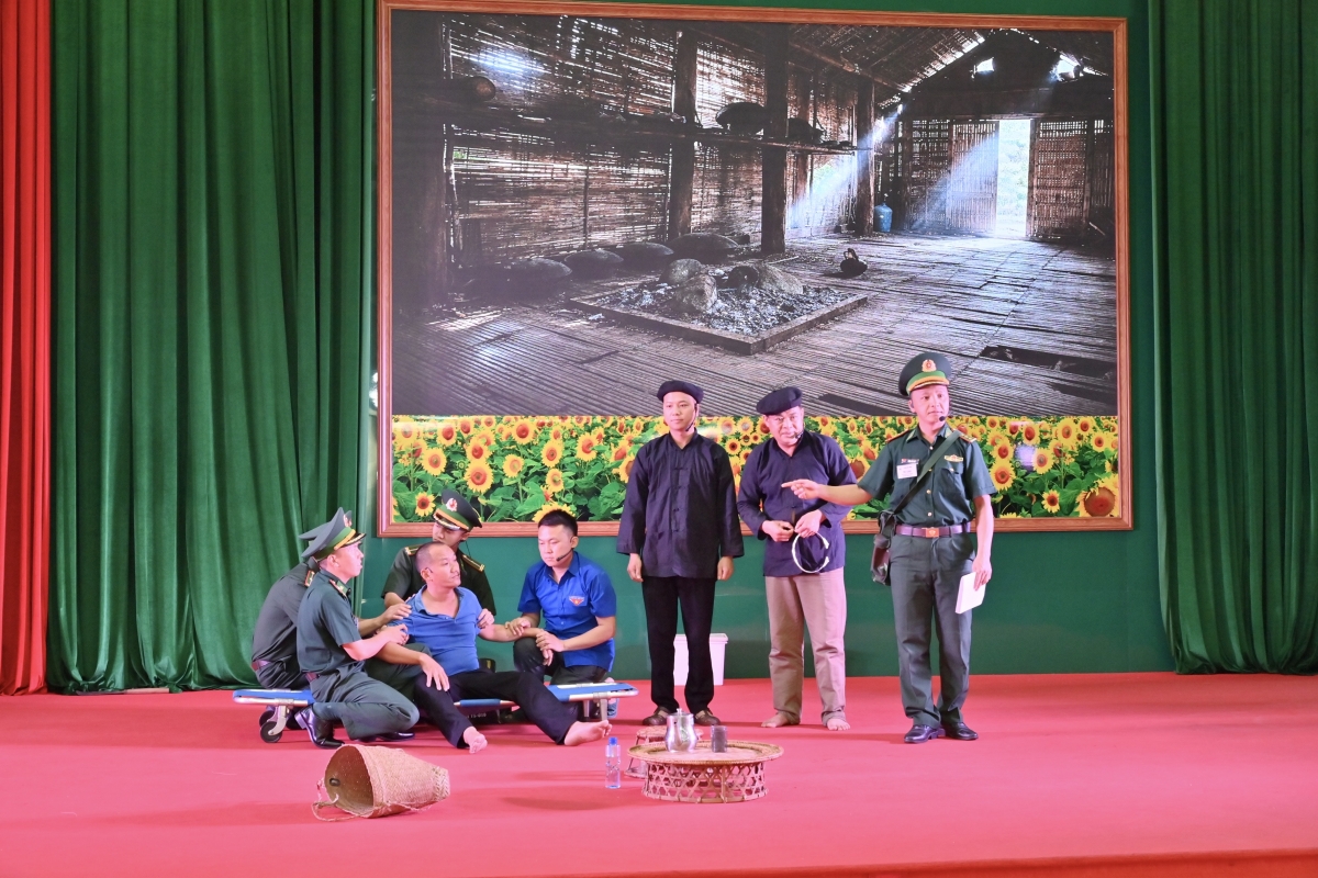 Phần thi tuyên truyền tập thể của Bộ đội Biên phòng tỉnh Sơn La Phần thi tuyên truyền tập thể của Bộ đội Biên phòng tỉnh Sơn La