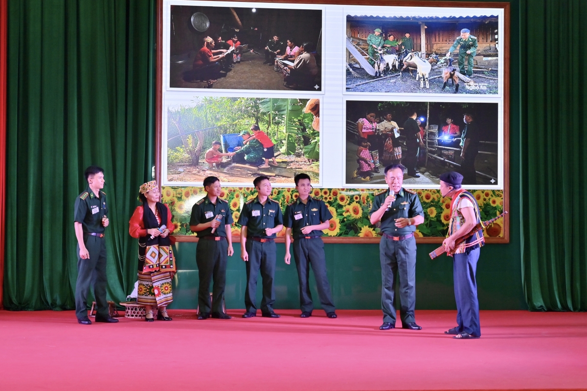 Phần thi tuyên truyền của Bộ đội Biên phòng tỉnh Nghệ An Phần thi tuyên truyền của Bộ đội Biên phòng tỉnh Nghệ An
