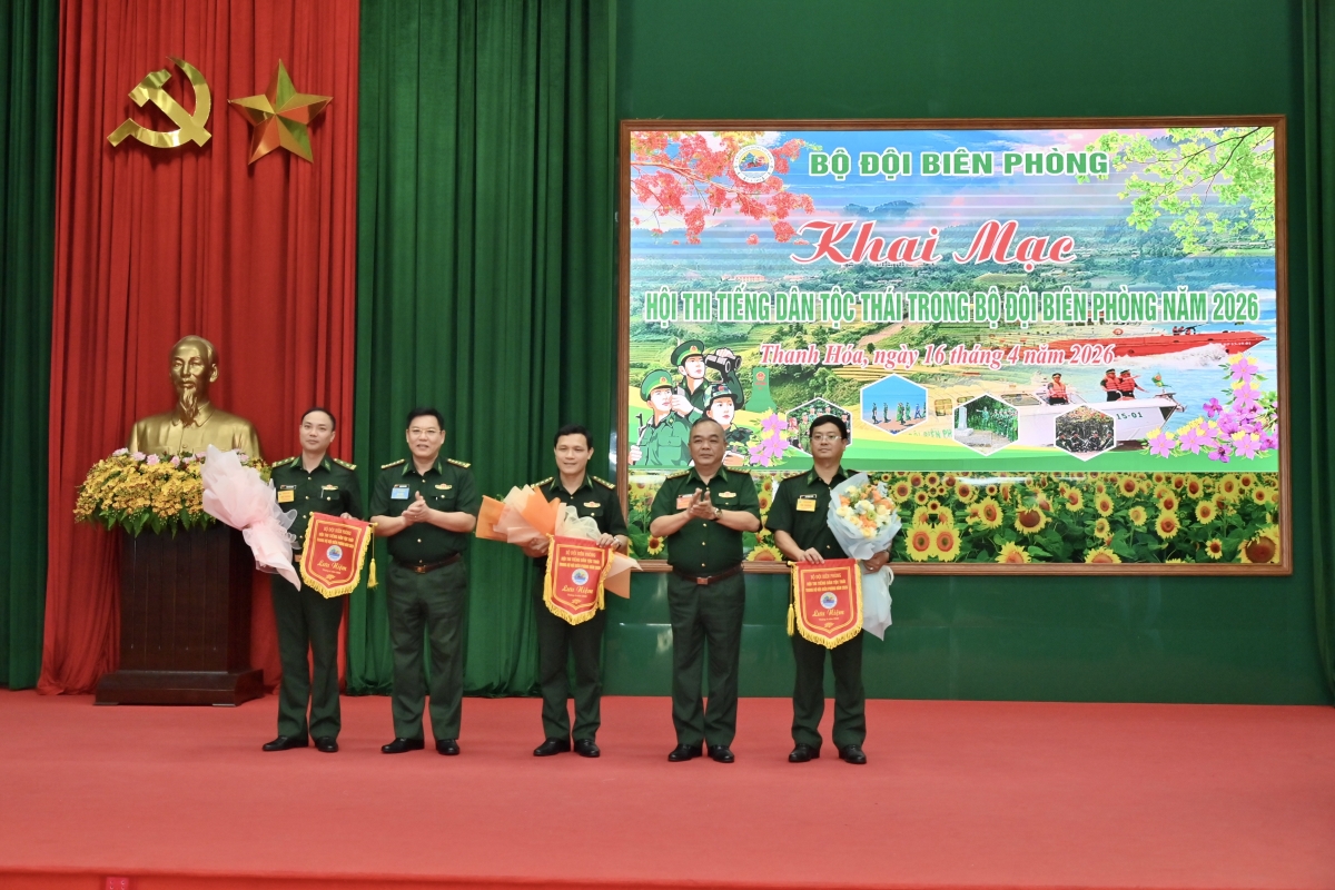 Ban tổ chức trao cờ lưu niệm cho các đội thi đến từ Bộ đội Biên phòng các tỉnh Sơn La, Thanh Hóa và Nghệ An Ban tổ chức trao cờ lưu niệm cho các đội thi đến từ Bộ đội Biên phòng các tỉnh Sơn La, Thanh Hóa và Nghệ An