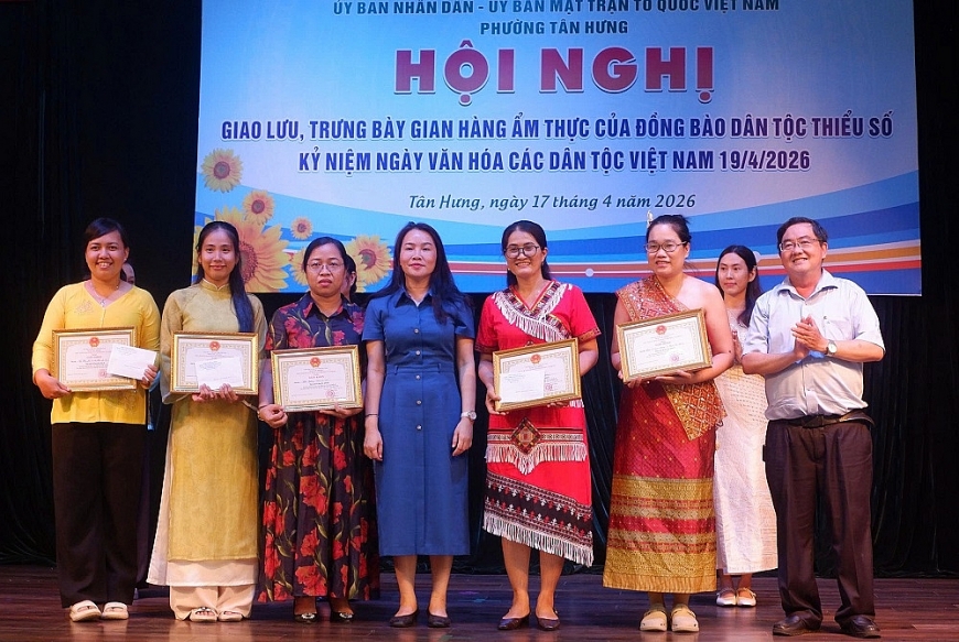 Ban tổ chức trao giải cho các đội thi Ban tổ chức trao giải cho các đội thi