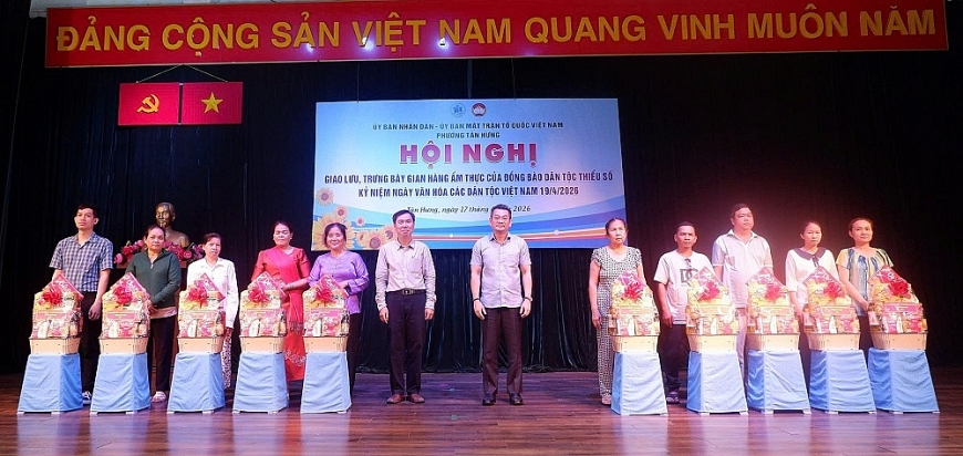 Ban tổ chức đã trao quà cho 10 hộ gia đình Ban tổ chức đã trao quà cho 10 hộ gia đình