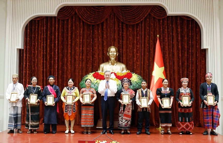 Các già làng, trưởng bản, nghệ nhân, người có uy tín là chỗ dựa vững chắc của cộng đồng, góp phần củng cố khối đại đoàn kết toàn dân tộc Các già làng, trưởng bản, nghệ nhân, người có uy tín là chỗ dựa vững chắc của cộng đồng, góp phần củng cố khối đại đoàn kết toàn dân tộc