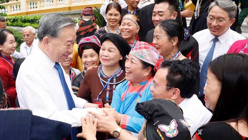 Tổng Bí thư, Chủ tịch nước Tô Lâm với các già làng, trưởng bản, nghệ nhân, người có uy tín tiêu biểu toàn quốc. Ảnh: Thống Nhất/TTXVN Các già làng, trưởng bản, nghệ nhân, người có uy tín là chỗ dựa vững chắc của cộng đồng, góp phần củng cố khối đại đoàn kết toàn dân tộc