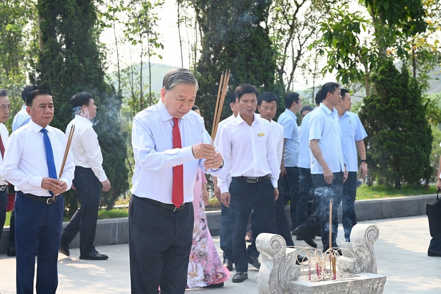 Đồng chí Tô Lâm - Tổng Bí thư, Chủ tịch nước cùng đoàn công tác Trung ương đã đến dâng hoa, dâng hương tại khu mộ Tổng Bí thư Hà Huy Tập. Đồng chí Tô Lâm - Tổng Bí thư, Chủ tịch nước cùng đoàn công tác Trung ương đã đến dâng hoa, dâng hương tại khu mộ Tổng Bí thư Hà Huy Tập.
