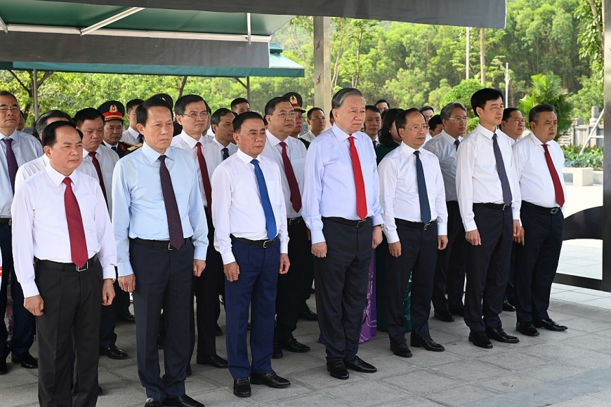 Lãnh đạo Đảng, Nhà nước dâng hương tưởng niệm Tổng Bí thư Hà Huy Tập tại Hà Tĩnh. Lãnh đạo Đảng, Nhà nước dâng hương tưởng niệm Tổng Bí thư Hà Huy Tập tại Hà Tĩnh.