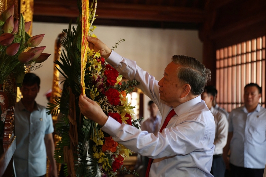 Tổng Bí thư, Chủ tịch nước Tô Lâm dâng hoa tại khu mộ Tổng Bí thư Hà Huy Tập. Tổng Bí thư, Chủ tịch nước Tô Lâm dâng hoa tại khu mộ Tổng Bí thư Hà Huy Tập.