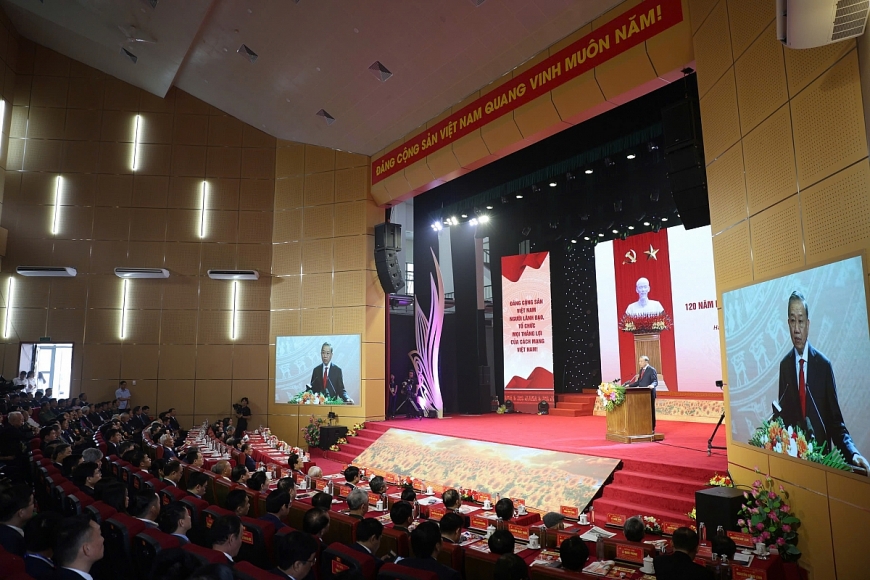 Toàn cảnh lễ kỷ niệm. Toàn cảnh lễ kỷ niệm.