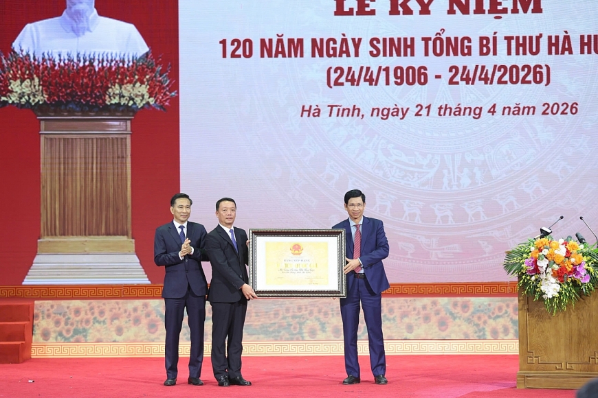 đại diện lãnh đạo Bộ VH-TT&DL đã trao bằng công nhận Di tích lịch sử cấp Quốc gia đối với Khu mộ Tổng Bí thư Hà Huy Tập. đại diện lãnh đạo Bộ VH-TT&DL đã trao bằng công nhận Di tích lịch sử cấp Quốc gia đối với Khu mộ Tổng Bí thư Hà Huy Tập.