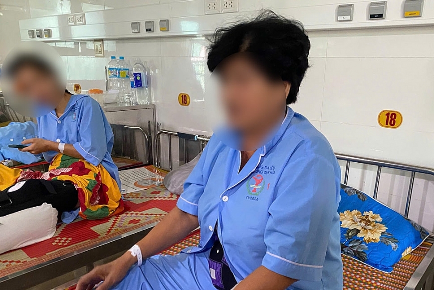 Bà L. nhập viện điều trị sau khi bị nam thanh niên hành hung. Bà L. nhập viện điều trị sau khi bị nam thanh niên hành hung.