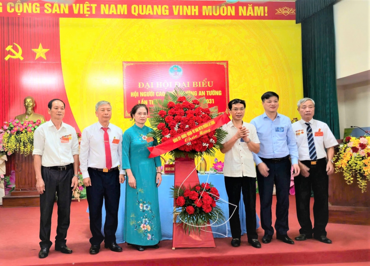 Lãnh đạo phường An Tường tặng hoa chúc mừng Đại hội Lãnh đạo phường An Tường tặng hoa chúc mừng Đại hội