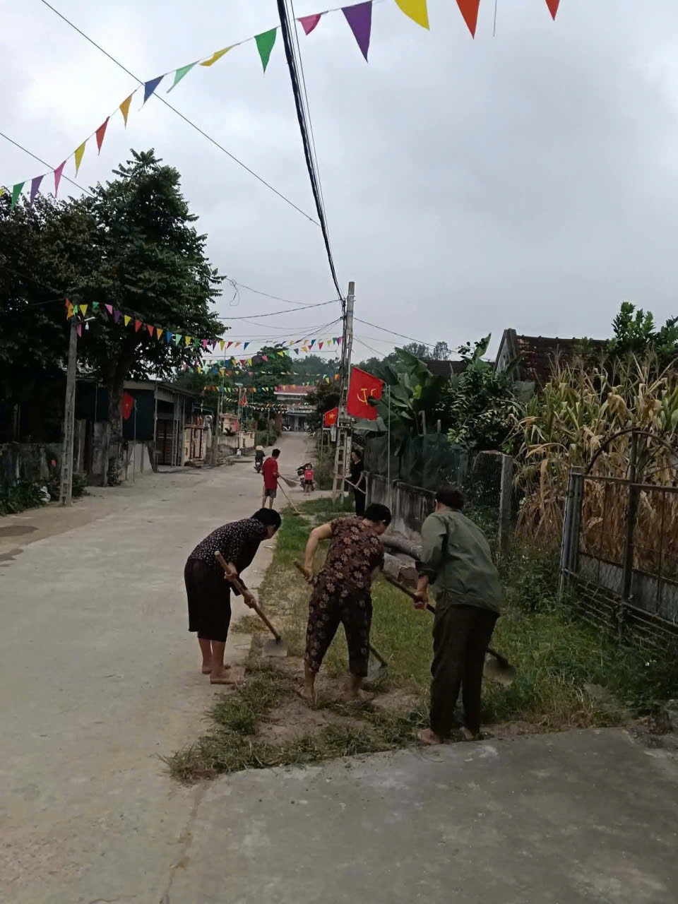 Người cao tuổi xã Vĩnh Tường luôn gương mẫu trong công tác vệ sinh môi trường Người cao tuổi xã Vĩnh Tường luôn gương mẫu trong công tác vệ sinh môi trường