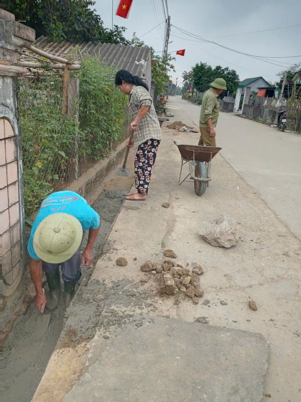 Ngoài tham gia dọn vệ sinh, người dân xã Vĩnh Tường còn tình nguyện hiến đất mở đường để ngõ xóm ngày càng đẹp và rộng hơn Ngoài tham gia dọn vệ sinh, người dân xã Vĩnh Tường còn tình nguyện hiến đất mở đường để ngõ xóm ngày càng đẹp và rộng hơn
