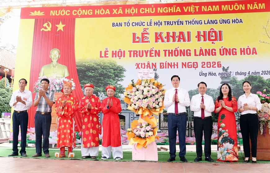 Các đại biểu về tham dự lễ hội Các đại biểu về tham dự lễ hội
