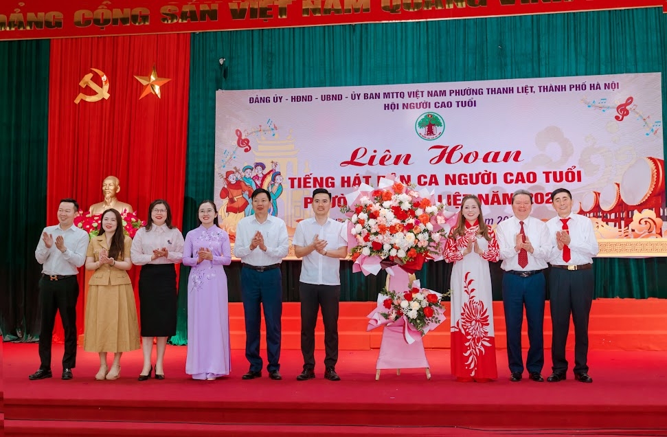 Lãnh đạo Hội NCT TP Hà Nội và lãnh đạo phường Thanh Liệt tặng hoa chúc mừng Chương trình Lãnh đạo Hội NCT TP Hà Nội và lãnh đạo phường Thanh Liệt tặng hoa chúc mừng Chương trình