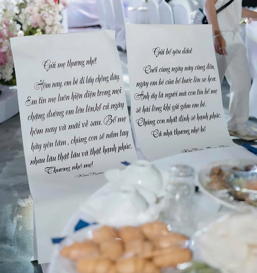 Ở vị trí trang trọng nhất sát sân khấu, Ngân đặt hai chiếc ghế trống, trên đó là những bức thư tay gửi đến cha mẹ. Ở vị trí trang trọng nhất sát sân khấu, Ngân đặt hai chiếc ghế trống, trên đó là những bức thư tay gửi đến cha mẹ.