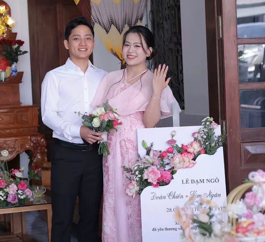 Hai chiếc ghế trống trong lễ cưới và câu chuyện 20 năm ông bà nuôi cháu nên người Hai chiếc ghế trống trong lễ cưới và câu chuyện 20 năm ông bà nuôi cháu nên người