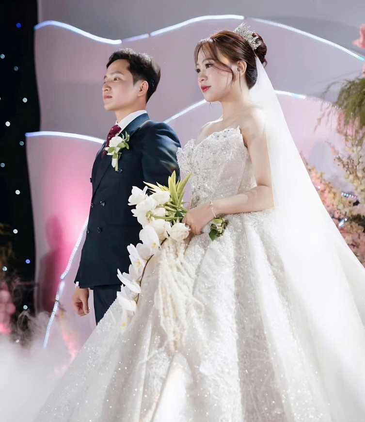 Chú rể Quyết Chiến và cô dâu Kim Ngân rạng ngời trong ngày hạnh phúc Chú rể Quyết Chiến và cô dâu Kim Ngân rạng ngời trong ngày hạnh phúc