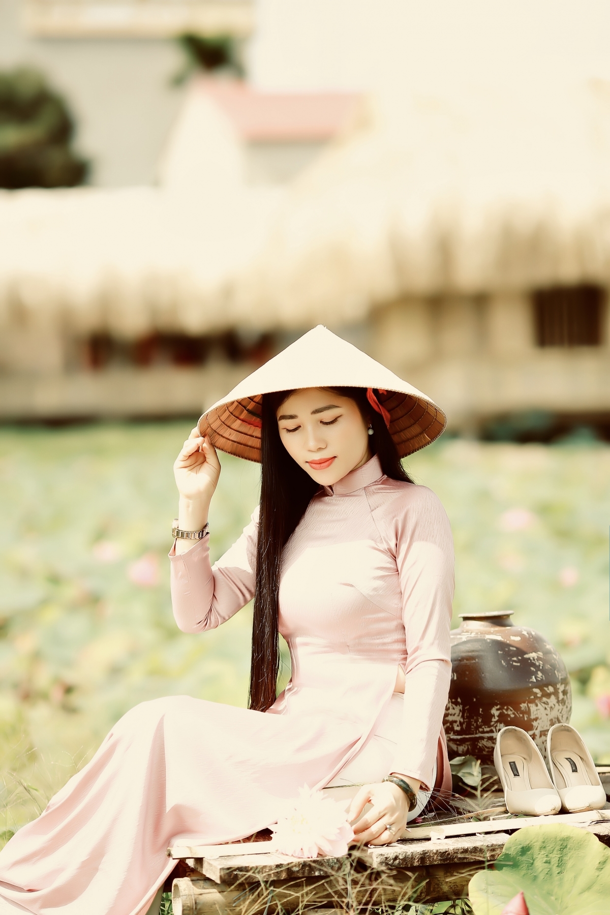 Hình ảnh cô gái Việt Nam mặc áo dài truyền thống, che nghiêng vành nón lá là một hình ảnh đẹp, duyên dáng, vô cùng quen thuộc và thân thương Hình ảnh cô gái Việt Nam mặc áo dài truyền thống, che nghiêng vành nón lá là một hình ảnh đẹp, duyên dáng, vô cùng quen thuộc và thân thương