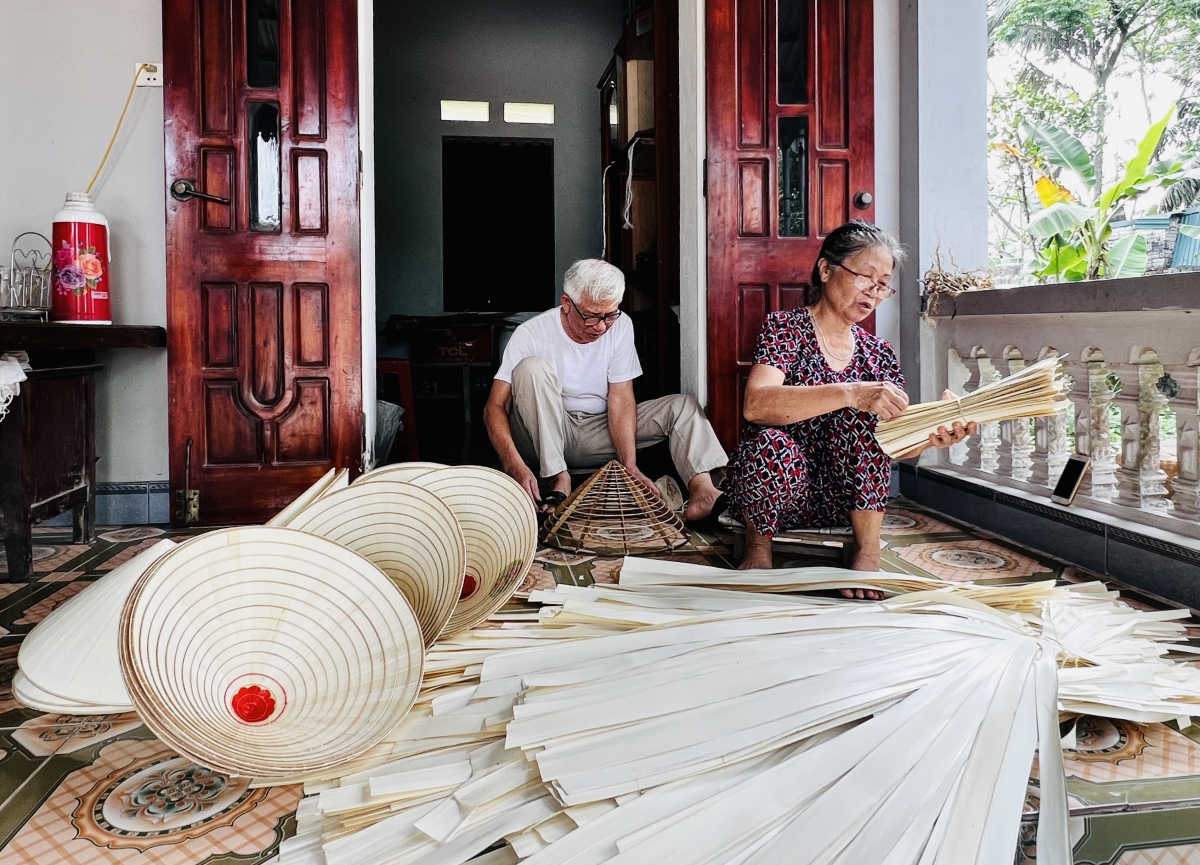 Ông Nguyễn Thanh Châu (70 tuổi), bà Nguyễn Thị Sử (66 tuổi) đều là thợ làm nón lá có thâm niên gần 60 năm ở Trường Văn Ông Nguyễn Thanh Châu (70 tuổi), bà Nguyễn Thị Sử (66 tuổi) đều là thợ làm nón lá có thâm niên gần 60 năm ở Trường Văn
