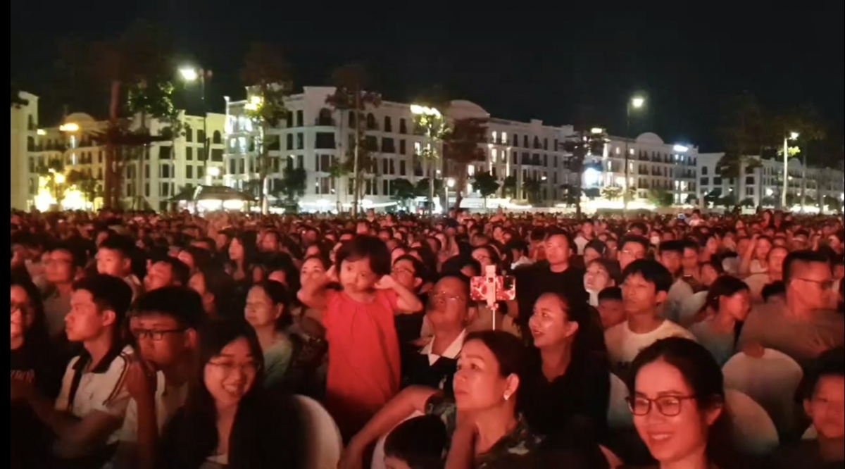 Hàng ngàn đại biểu, du khách và người dân địa phương tham dự Lễ hội du lịch biển Sầm Sơn Hàng ngàn đại biểu, du khách và người dân địa phương tham dự Lễ hội du lịch biển Sầm Sơn