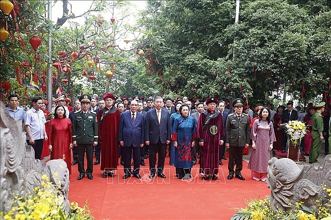 Tổng Bí thư, Chủ tịch nước Tô Lâm và các đại biểu thực hiện nghi lễ tại Đền Thượng. Ảnh: Thống Nhất/TTXVN