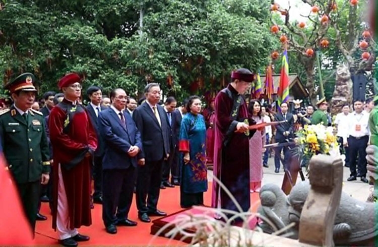 Tổng Bí thư, Chủ tịch nước Tô Lâm và các đại biểu thực hiện nghi lễ tại Đền Thượng. Ảnh: Lê Phú/Báo Tin tức và Dân tộc