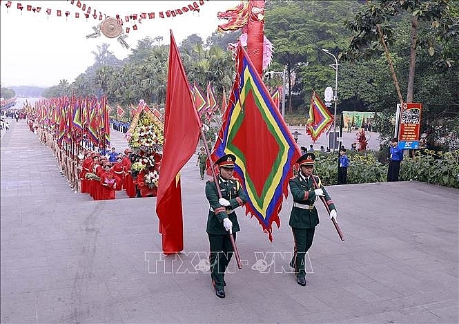 Đoàn nghi lễ khởi hành lên núi Nghĩa Lĩnh, nơi thờ tự các Vua Hùng. Ảnh: Hoàng Hùng/TTXVN