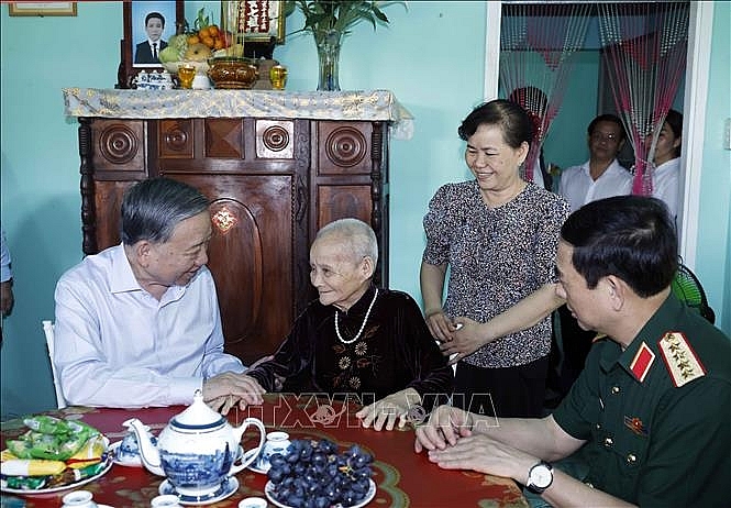 Tổng Bí thư, Chủ tịch nước Tô Lâm thăm hỏi và tặng quà cho Mẹ Việt Nam Anh hùng Huỳnh Thị Lơ. Ảnh: Thống Nhất/TTXVN