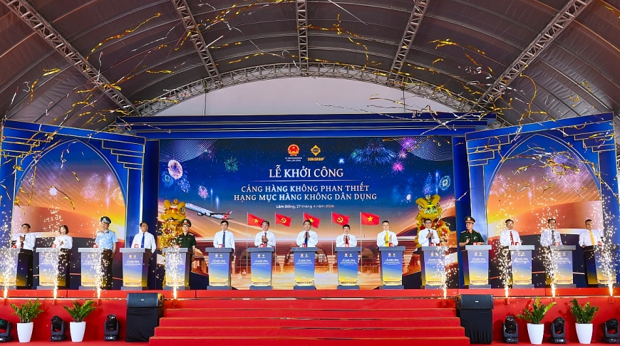 Các đại biểu thực hiện nghi thức Khởi công Cảng hàng không dân dụng Phan Thiết