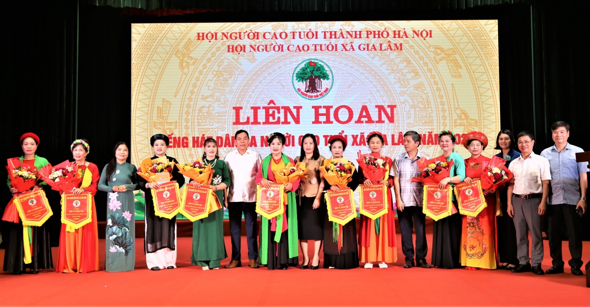 Ban tổ chức trao Cờ lưu niệm cho các đơn vị tham gia Liên hoan tiếng hát NCT xã Gia Lâm