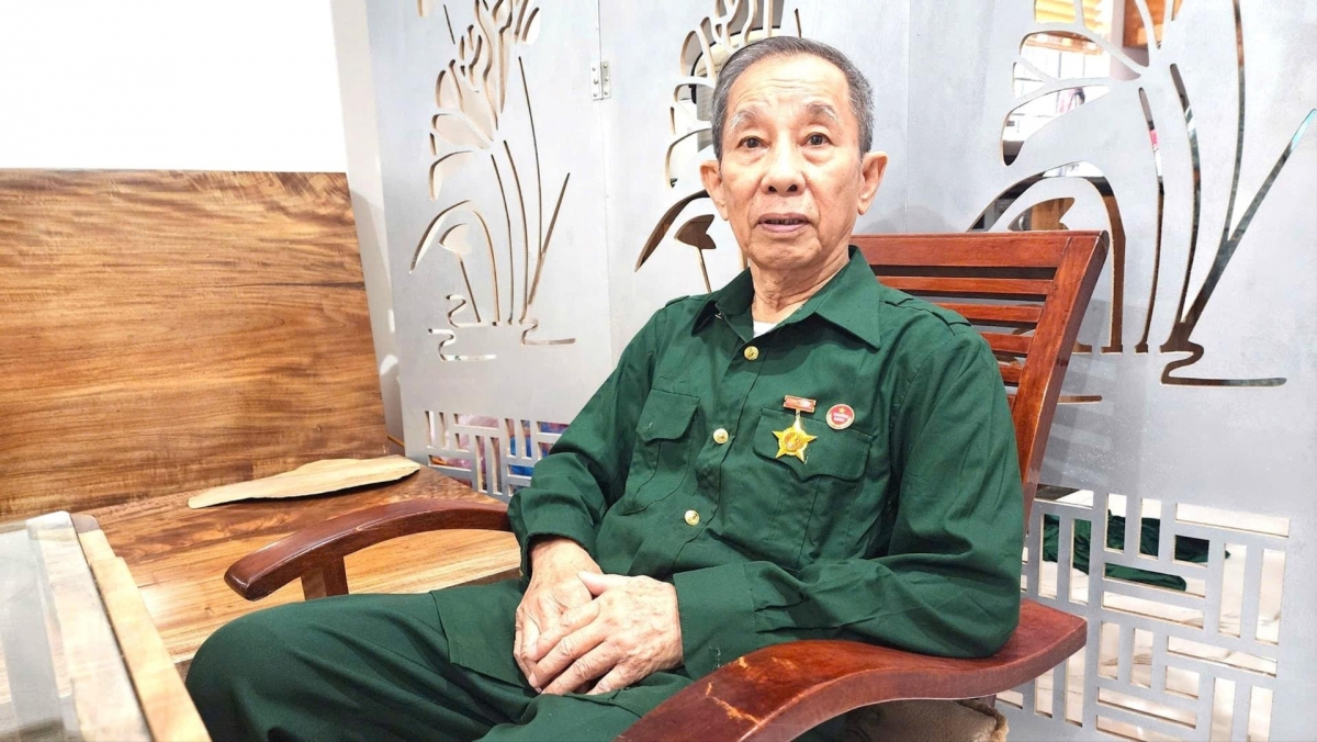 Cựu chiến binh Lê Thêm đang kể lại câu chuyện của cuộc đời mình Cựu chiến binh Lê Thêm đang kể lại câu chuyện của cuộc đời mình