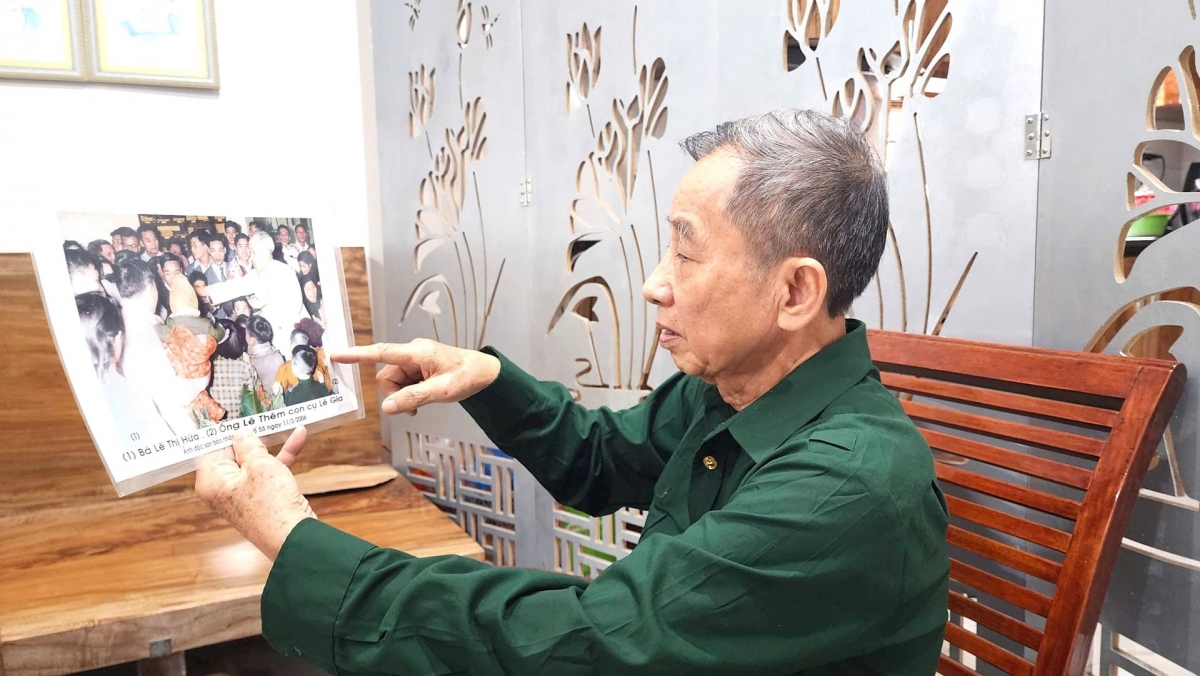 Hơn 70 năm đã trôi qua, nhưng từng chi tiết trong lần gặp đầu tiên vẫn còn nguyên vẹn trong ký ức của Cự chiến binh Lê Thêm. Hơn 70 năm đã trôi qua, nhưng từng chi tiết trong lần gặp đầu tiên vẫn còn nguyên vẹn trong ký ức của Cự chiến binh Lê Thêm.