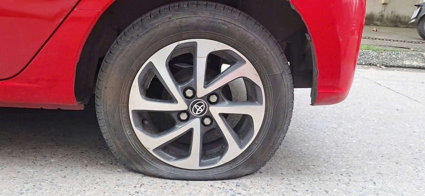 1 trong 3 lốp ô tô đã bị chọc thủng