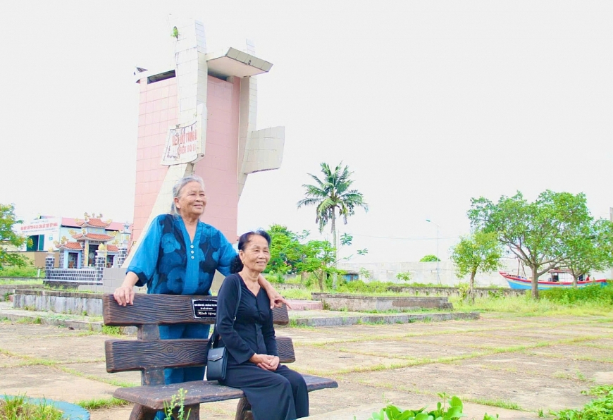 O Ngô Thị Thọ (ngồi trước) và đồng đội là o Lê Thị Xảo ôn lại những ký ức hào hùng một thời từng trực chiến tại bến đò B Tùng Luật năm xưa hú thích ảnh: - Ảnh: Đ.P Anh1: Ông Dương Thế Thú từng là một chiến sĩ công an vũ trang giới tuyến Vĩnh Linh Anh2 và Anh3: Từ năm 1954 đến năm 1973, chiến sĩ công an vũ trang giới tuyến Dương Thế Thú không được về thăm ba, mẹ vì để bảo đảm tính bí mật, an toàn của nhiệm vụ Anh4: O Ngô Thị Thọ (bên phải) và đồng đội ôn lại những ký ức hào hùng một thời từng trực chiến tại bến đò B Tùng Luật năm xưa Anh5: O Ngô Thị Thọ (ngồi trước) và đồng đội là o Lê Thị Xảo ôn lại những ký ức hào hùng một thời từng trực chiến tại bến đò B Tùng Luật năm xưa hú thích ảnh: - Ảnh: Đ.P Anh1: Ông Dương Thế Thú từng là một chiến sĩ công an vũ trang giới tuyến Vĩnh Linh Anh2 và Anh3: Từ năm 1954 đến năm 1973, chiến sĩ công an vũ trang giới tuyến Dương Thế Thú không được về thăm ba, mẹ vì để bảo đảm tính bí mật, an toàn của nhiệm vụ Anh4: O Ngô Thị Thọ (bên phải) và đồng đội ôn lại những ký ức hào hùng một thời từng trực chiến tại bến đò B Tùng Luật năm xưa Anh5: