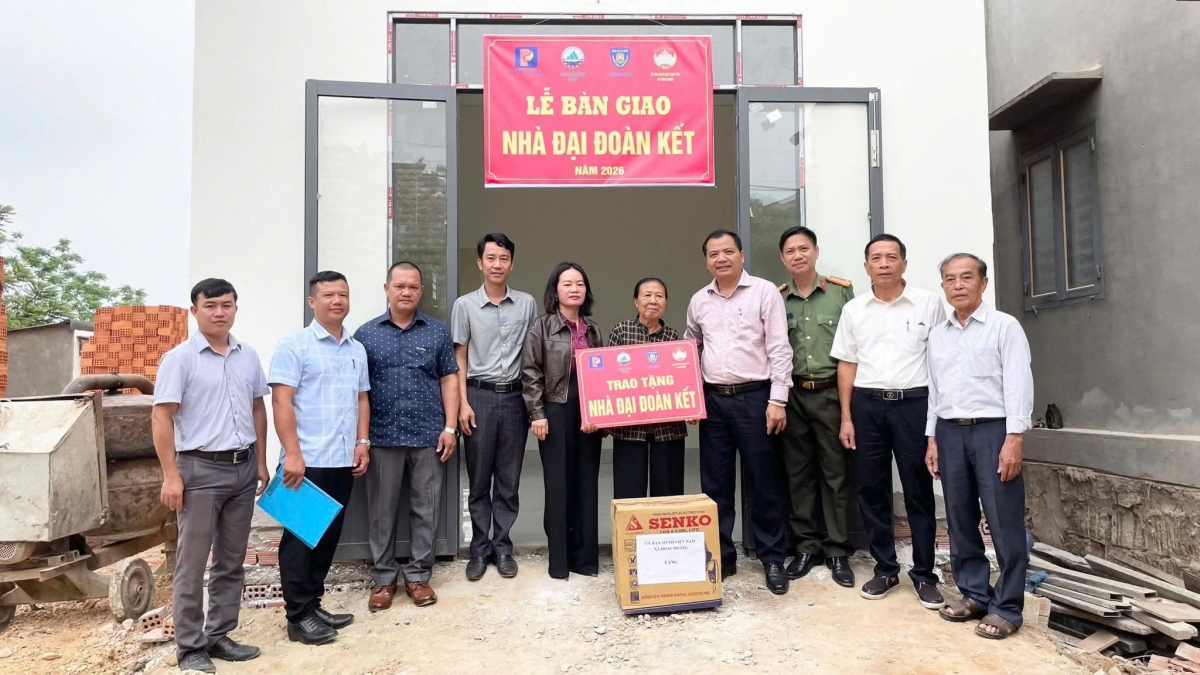 Lãnh đạo Đảng ủy, Ủy ban MTTQ Việt Nam xã Dray Bhăng trao tặng nhà, quà cho hộ bà Đỗ Thị Hình thôn Đông sơn Lãnh đạo Đảng ủy, Ủy ban MTTQ Việt Nam xã Dray Bhăng trao tặng nhà, quà cho hộ bà Đỗ Thị Hình thôn Đông sơn