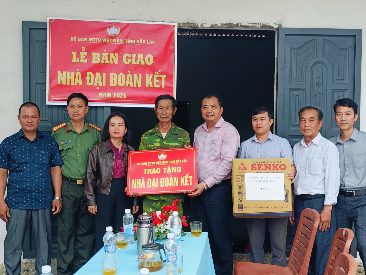 Ông Nghiêm Văn Chuẩn Bí thư Đảng ủy xã - Chủ tịch HĐND xã Dray Bhăng cùng lãnh đạo Thường trực Ủy ban MTTQ Việt Nam xã và các bạn ngành trao tặng nhà và quà cho hộ ông Phạm Minh Phái, thôn Đông sơn Ông Nghiêm Văn Chuẩn Bí thư Đảng ủy xã - Chủ tịch HĐND xã Dray Bhăng cùng lãnh đạo Thường trực Ủy ban MTTQ Việt Nam xã và các bạn ngành trao tặng nhà và quà cho hộ ông Phạm Minh Phái, thôn Đông sơn