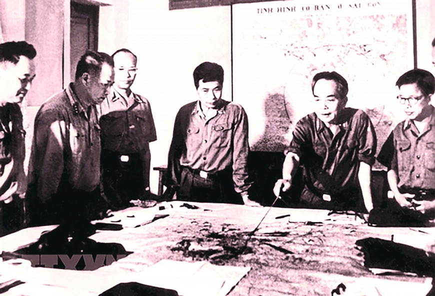 Tại Hà Nội vào tháng 4/1975, Quân ủy Trung ương theo dõi diễn biến của Chiến dịch Hồ Chí Minh. Tại Hà Nội vào tháng 4/1975, Quân ủy Trung ương theo dõi diễn biến của Chiến dịch Hồ Chí Minh.